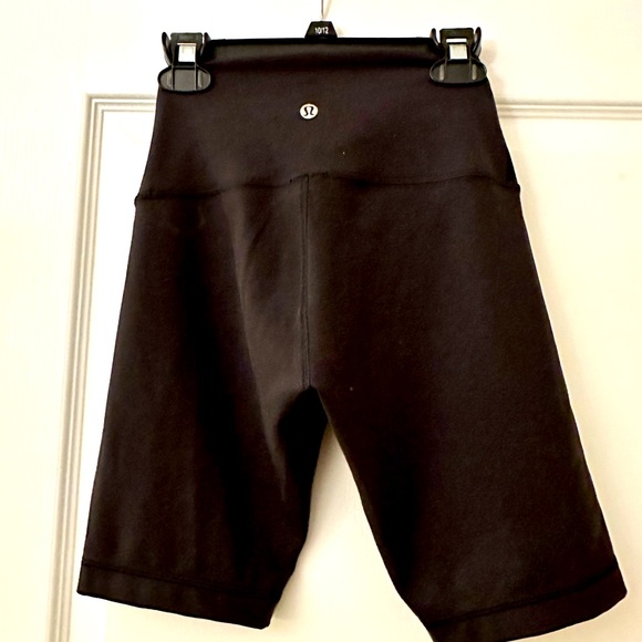 Lululemon high rise shorts 6” - Picture 2 of 3